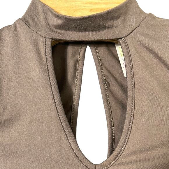 Lime & Chili Taupe Top - Size Small - Picture 4 of 7